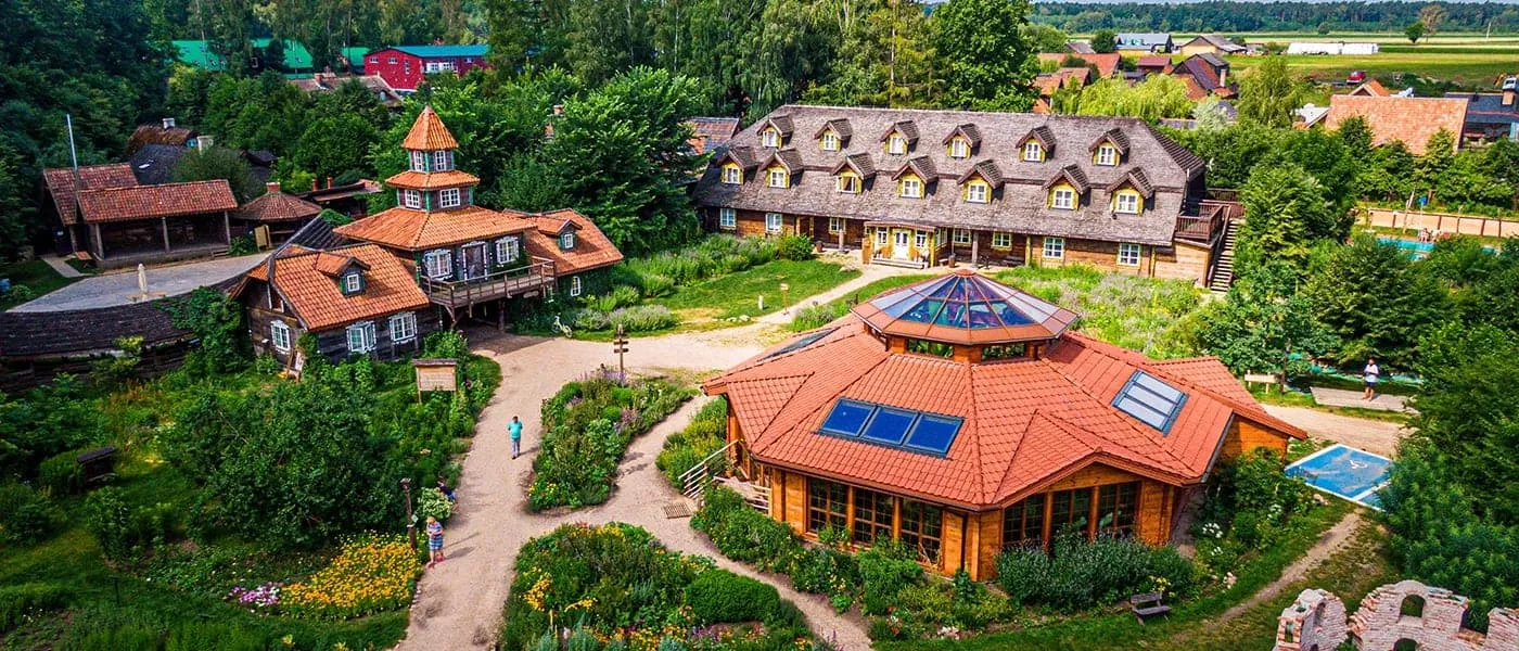 Ziołowy Zakątek z lotu ptaka: drewniane chaty, oranżeria i ogrody
